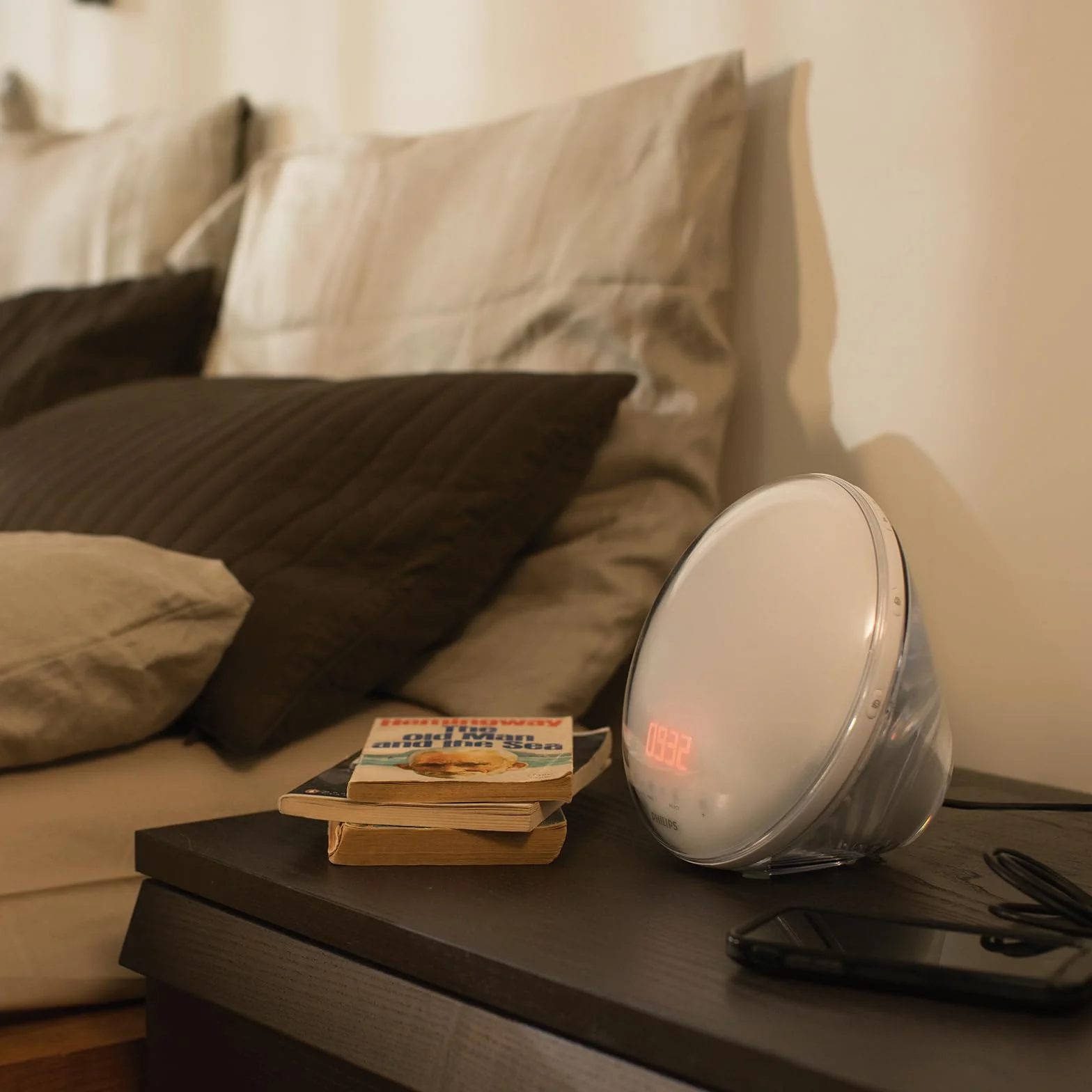 PHILIPS SmartSleep Wake-up Light HF3521/01 – Lampe de réveil avec simulation colorée du lever de soleil, 20 niveaux de luminosité, 6 sons naturels, éclairage nocturne