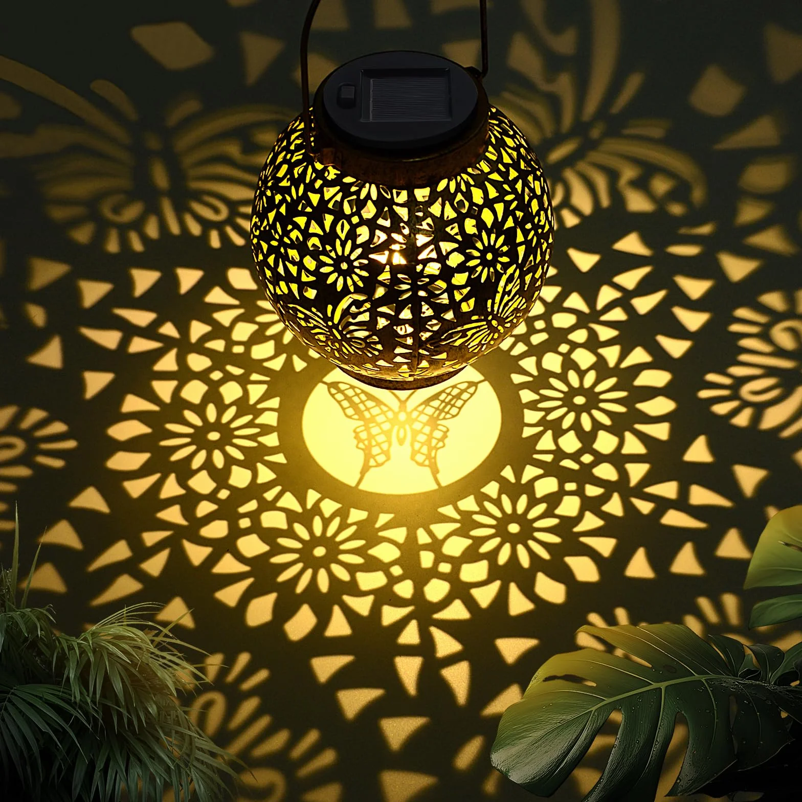 Qoosea Lampe Solaire Extérieur Metal Suspension LED Papillon Imperméable Lanternes Décoratives Évidées pour Patio Jardin Allée