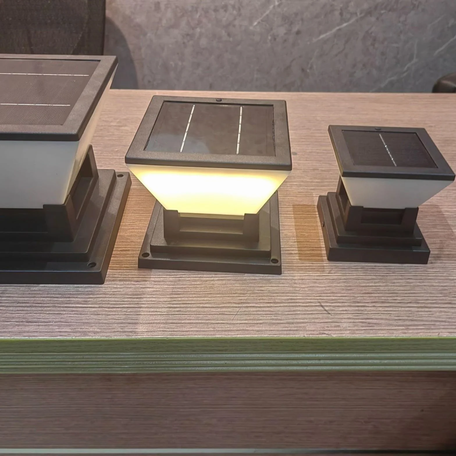 Lampe solaire IP65 pour poteaux de clôture 7x7-10x10 cm, jardin 1500 mAh 3 modes couleur, noir