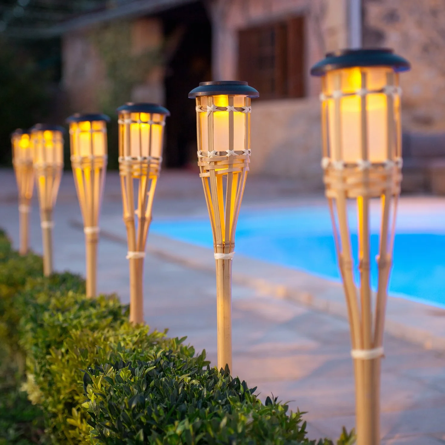 Lights4fun Lot de 10 Torches Solaires en Bambou LED Ambre – Lampes Décoratives Jardin Terrasse