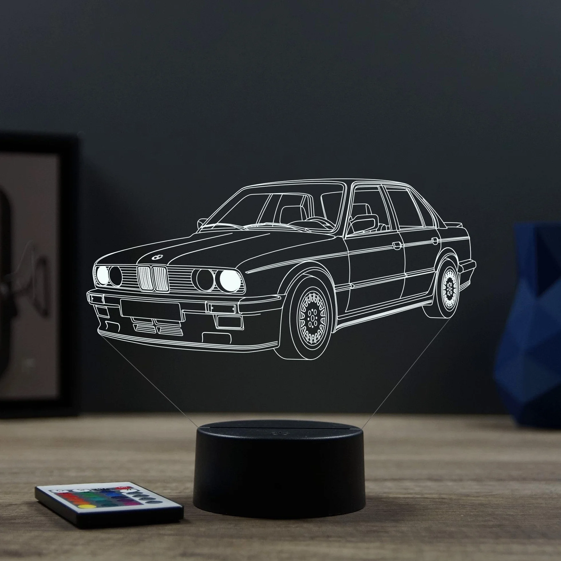 Lampe 3D BMW E30 Personnalisée Veilleuse LED 16 Couleurs Télécommande Gravure Laser Haute Précision Fabriqué en France