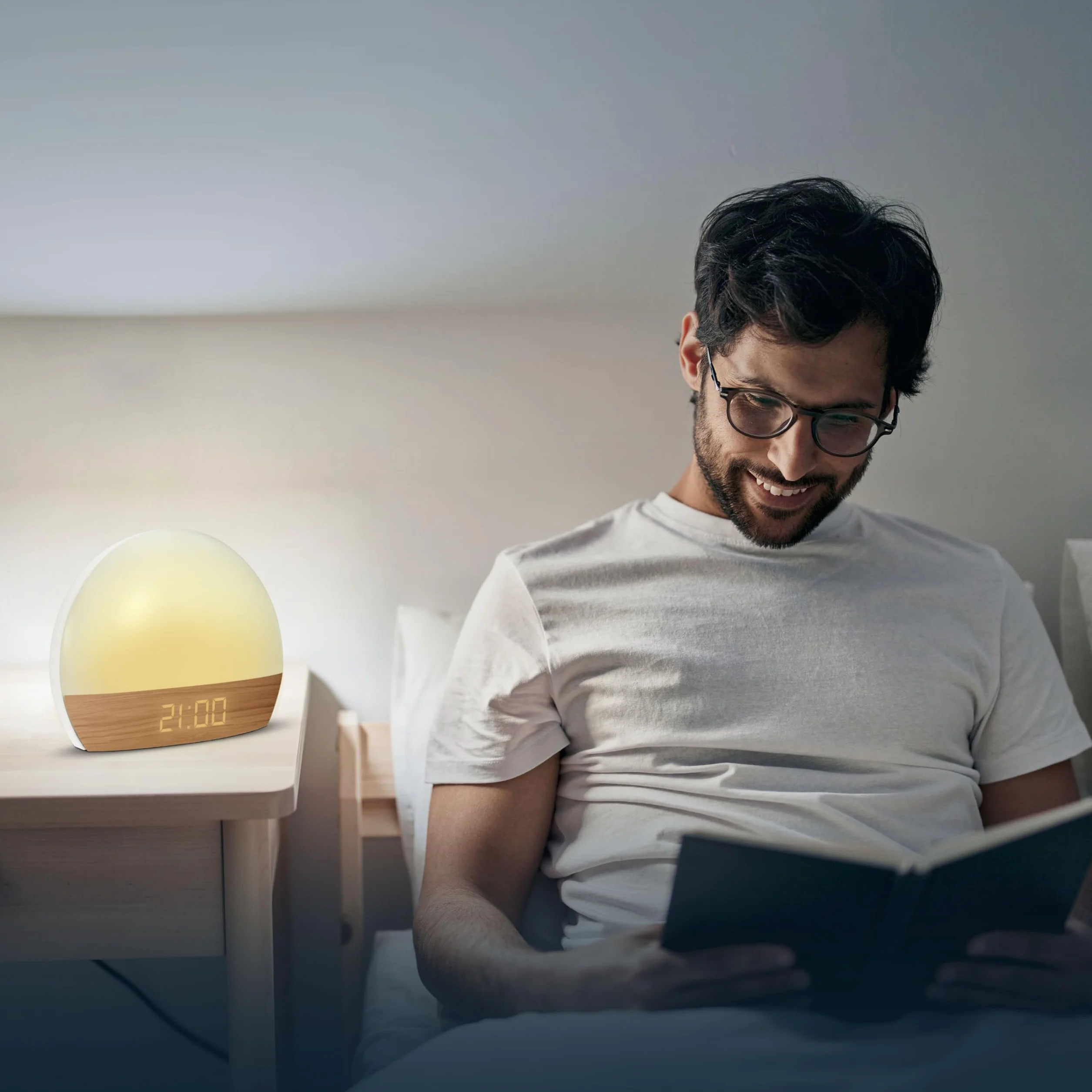 mooov 477356 Réveil simulateur d'aube Lumiere Progressive sur Secteur Luminothérapie Eclairage Blanc ou Couleur Charge Port USB-A Effet Naturel Bois