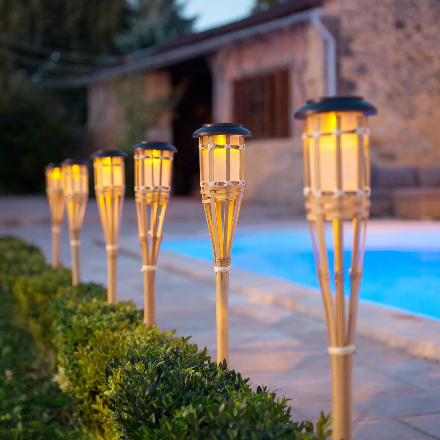 Lights4fun Lot de 10 Torches Solaires en Bambou LED Ambre – Lampes Décoratives Jardin Terrasse