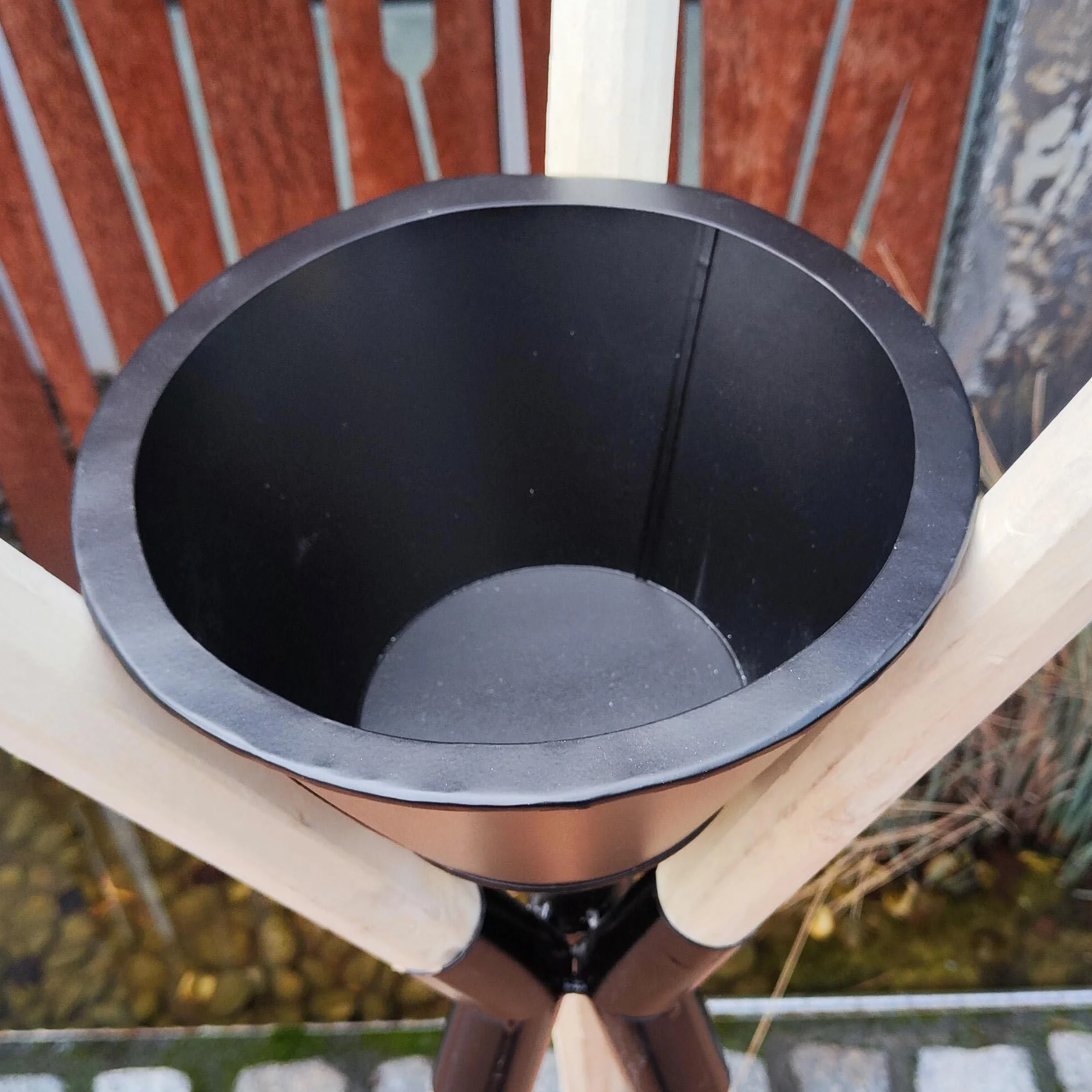 Torche de jardin UNUS avec trépied en bois et métal noire