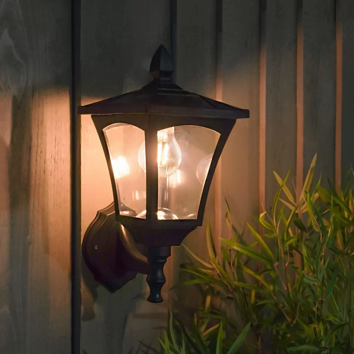 Lampadaire Solaire LED Extérieur en Aluminium Design Traditionnel Moderne Waterproof