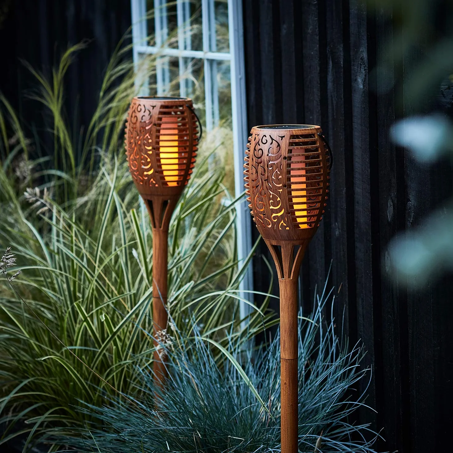 Lights4fun Lot de 2 Torches Solaires LED Blanc Chaud Flamme Vacillante pour Extérieur