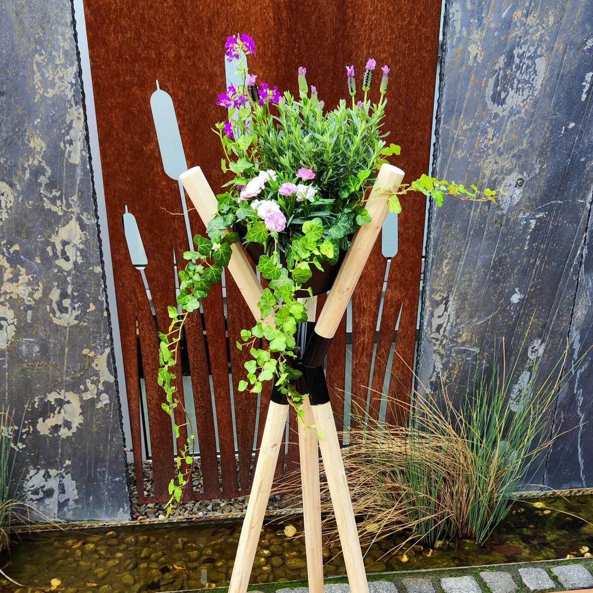 Torche de jardin UNUS avec trépied en bois et métal noire