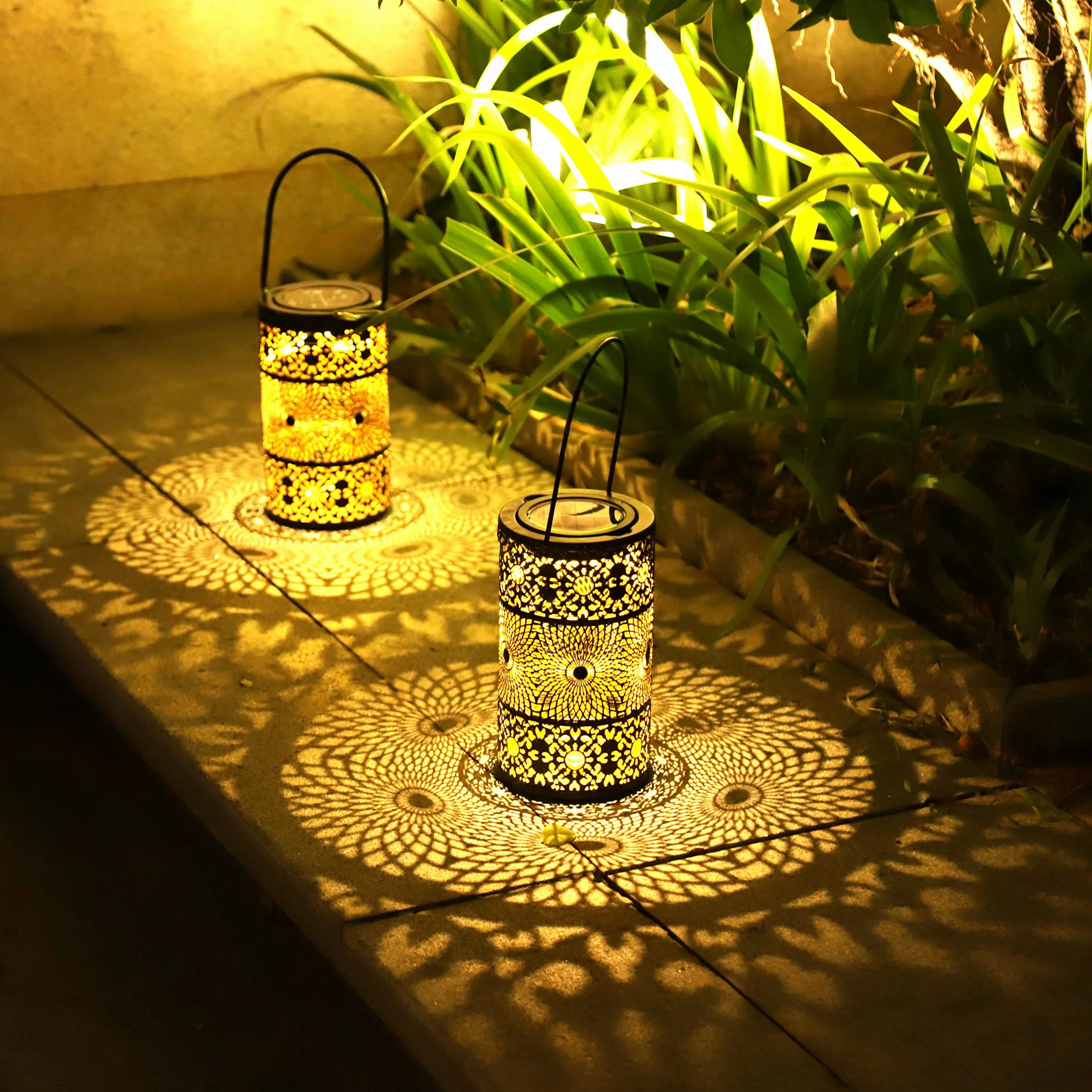 Lanternes Solaires Extérieures Lot de 2 Lampes Solaires de Jardin en Métal avec Piquets de Terre