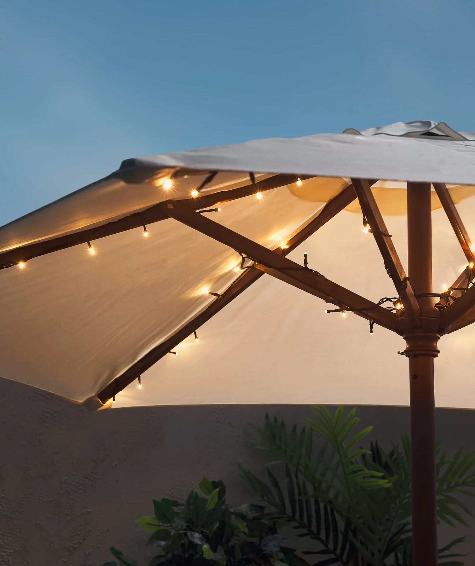 Lights4fun LED Guirlande Lumineuse Parasol 80 LED Blanc Chaud Piles Exterieur