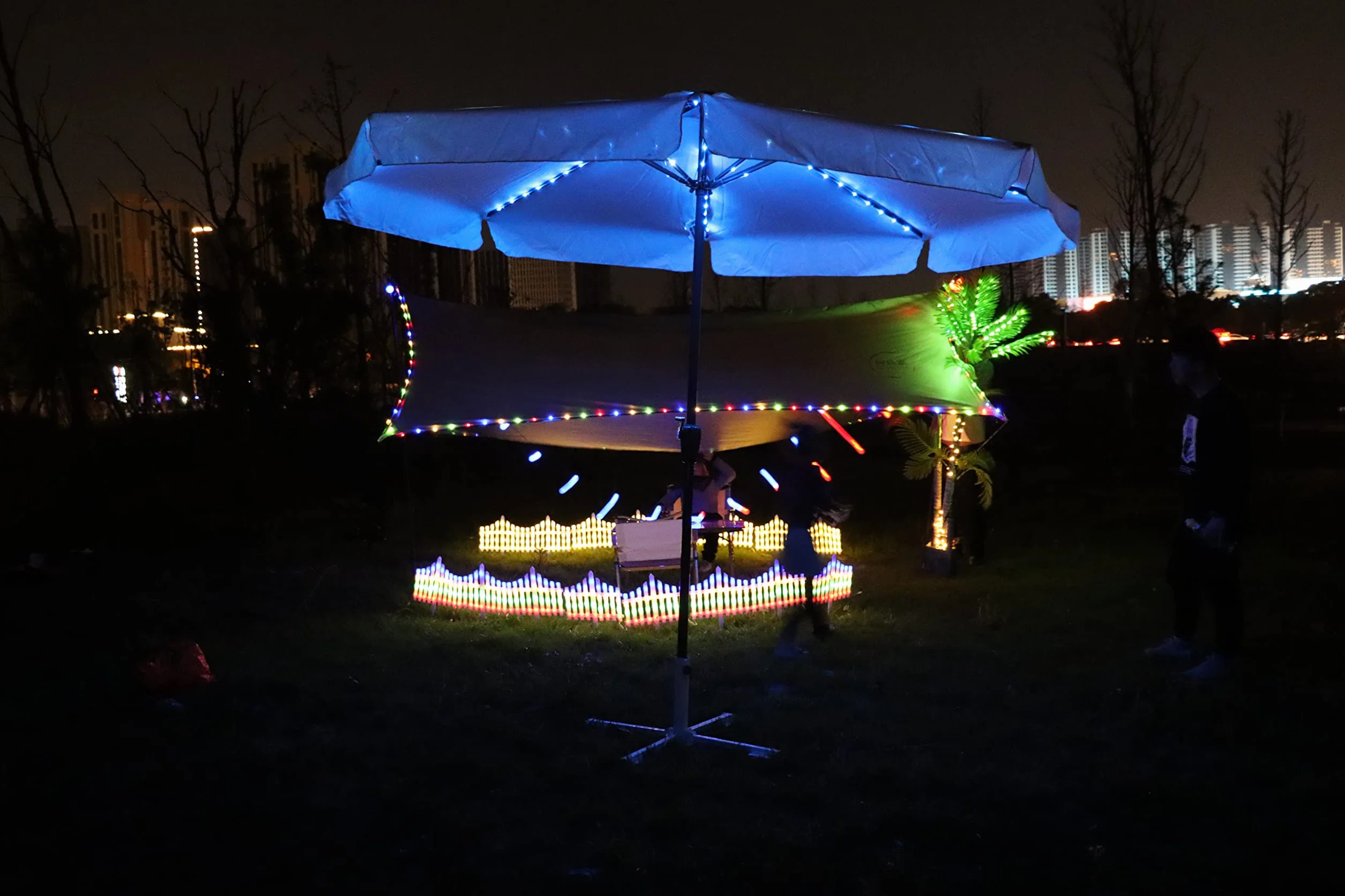 Lampe de parasol 104 LED 8 modes avec télécommande Étanche IP67 Solaire