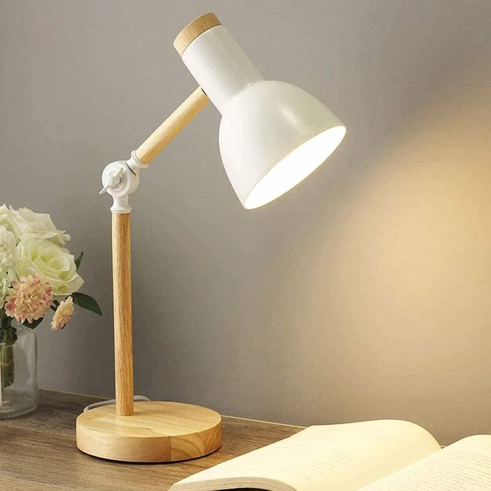 Lampe de table en bois moderne avec abat-jour en métal réglable Blanc