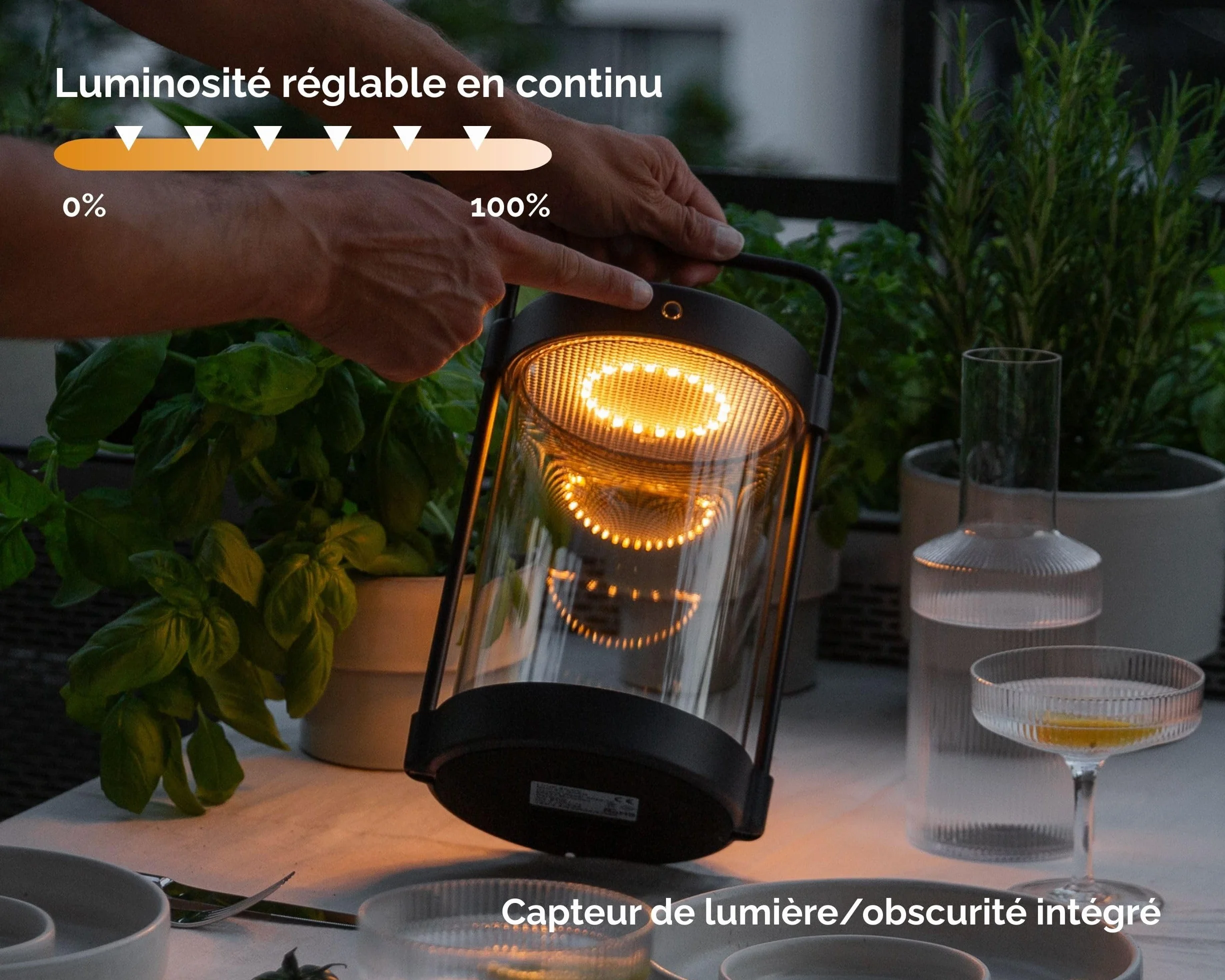 Lampe solaire LED design minimaliste rechargeable USB-C sans fil imperméable noir mat