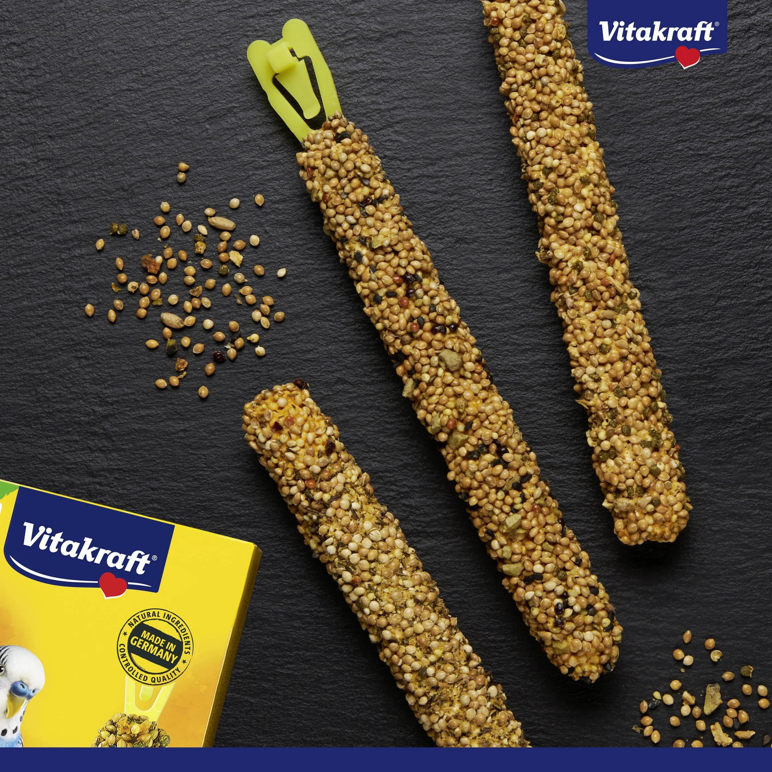VITAKRAFT Kräcker Mix Snack pour Oiseaux Perruches Sticks Aux Herbes Paprika Kiwi Agrumes Banane Sésame sans Sucres Ajoutés 90G