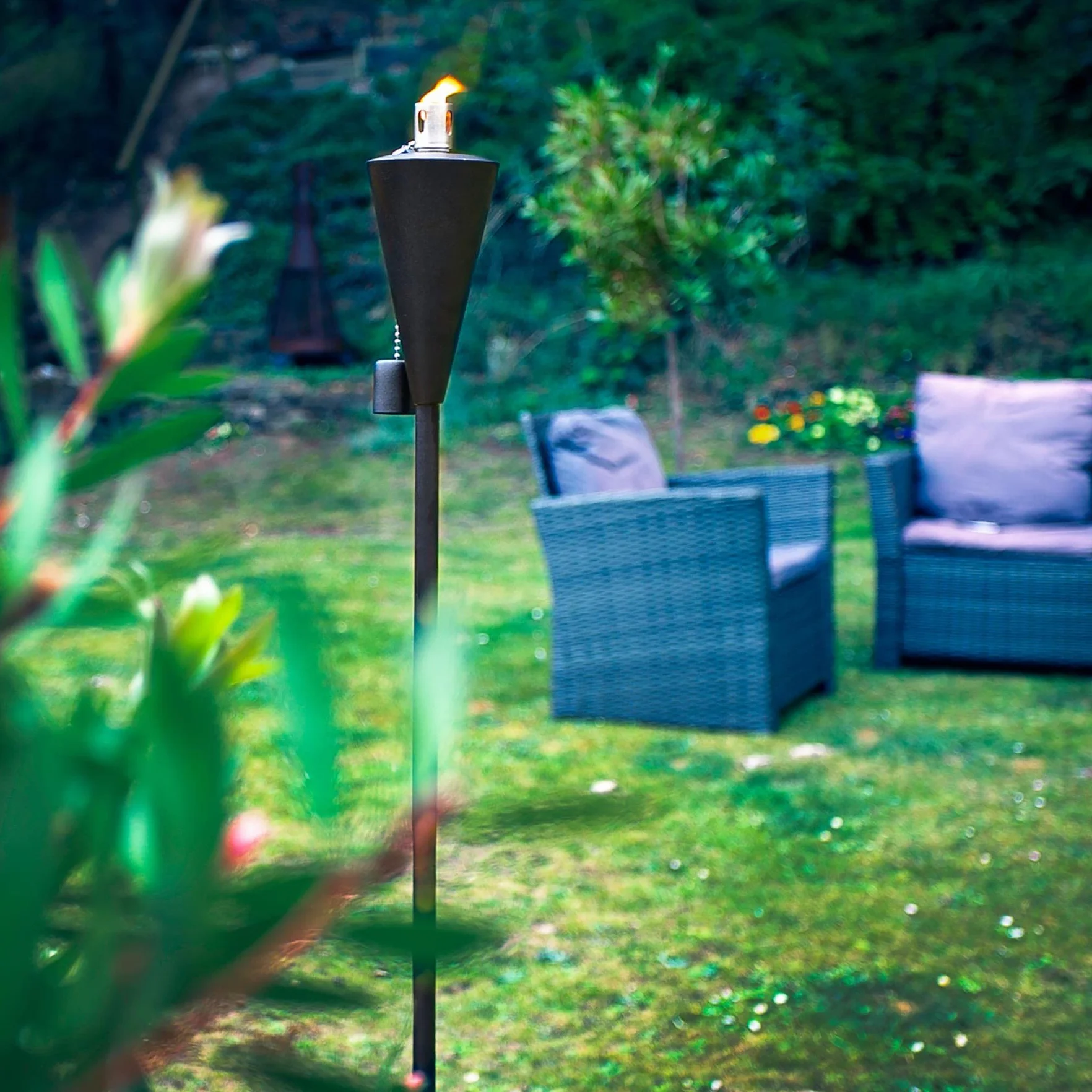 Harbour Housewares Noir 146cm Métal Cône Jardin Torche de Feu Extérieur Citronelle Paraffine Brûleur à Mazout Tiki Lanterne