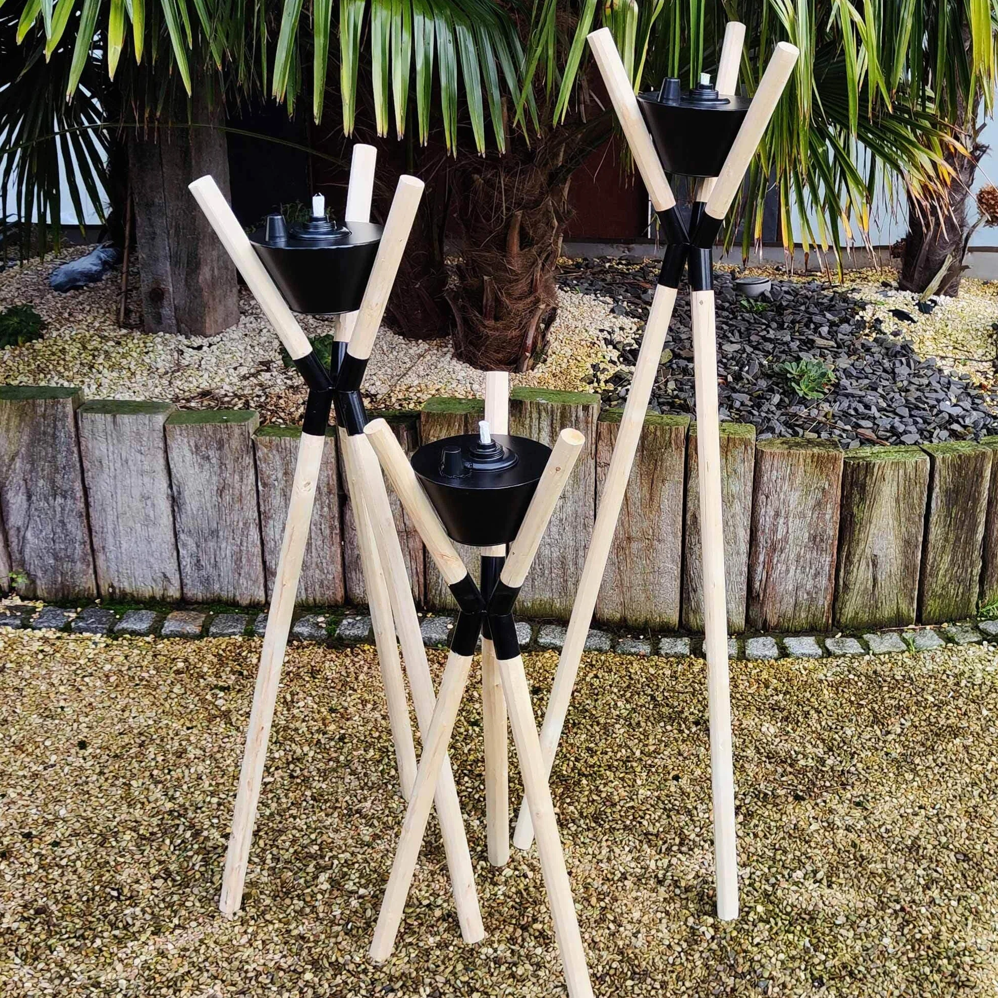 Torche de jardin UNUS avec trépied en bois et métal noire