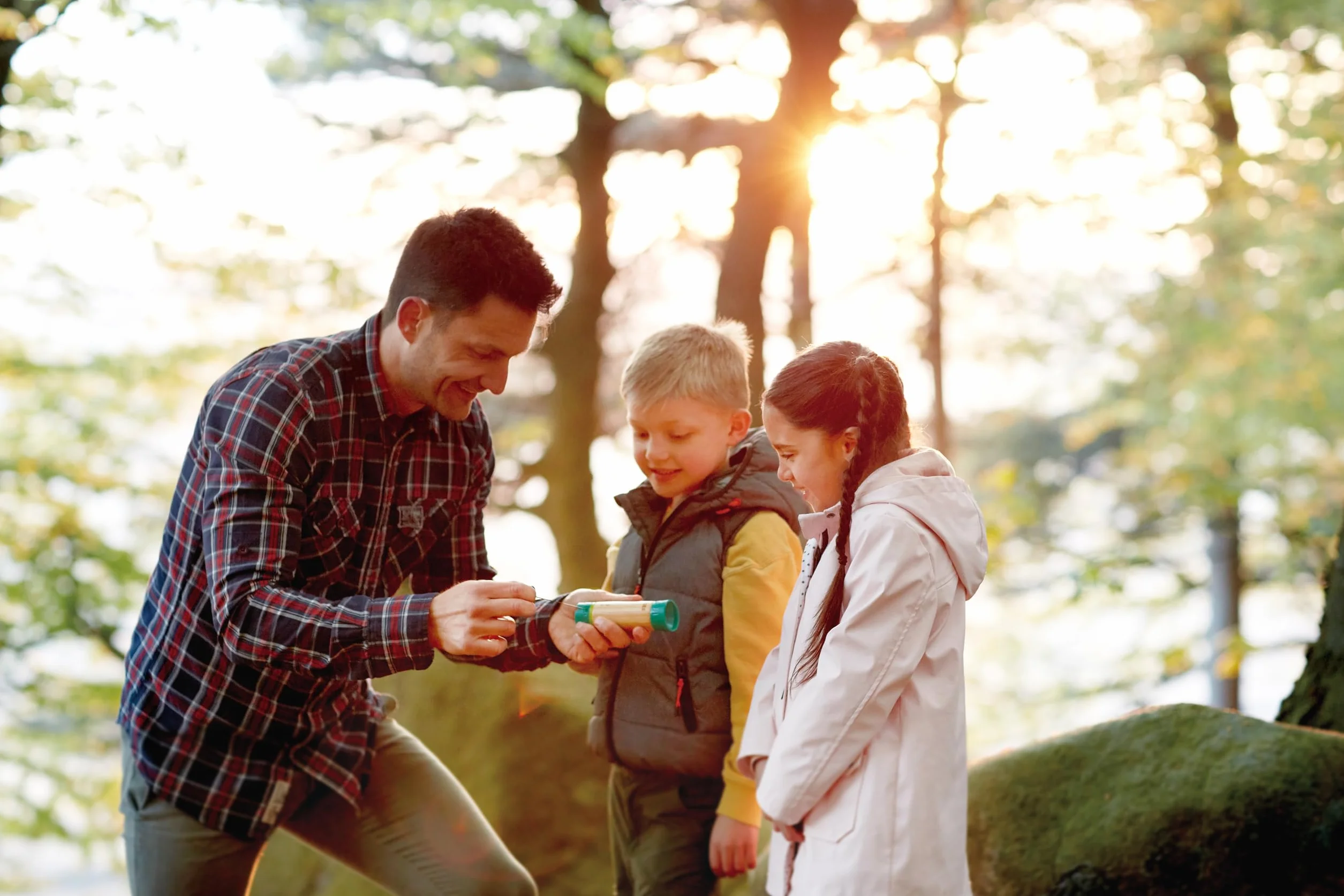 Lampe Torche Enfant Rechargeable Hape - Lampe de Poche Puissante et Sûre pour Enfants dès 4 Ans - Bambou & Plastique Végétal