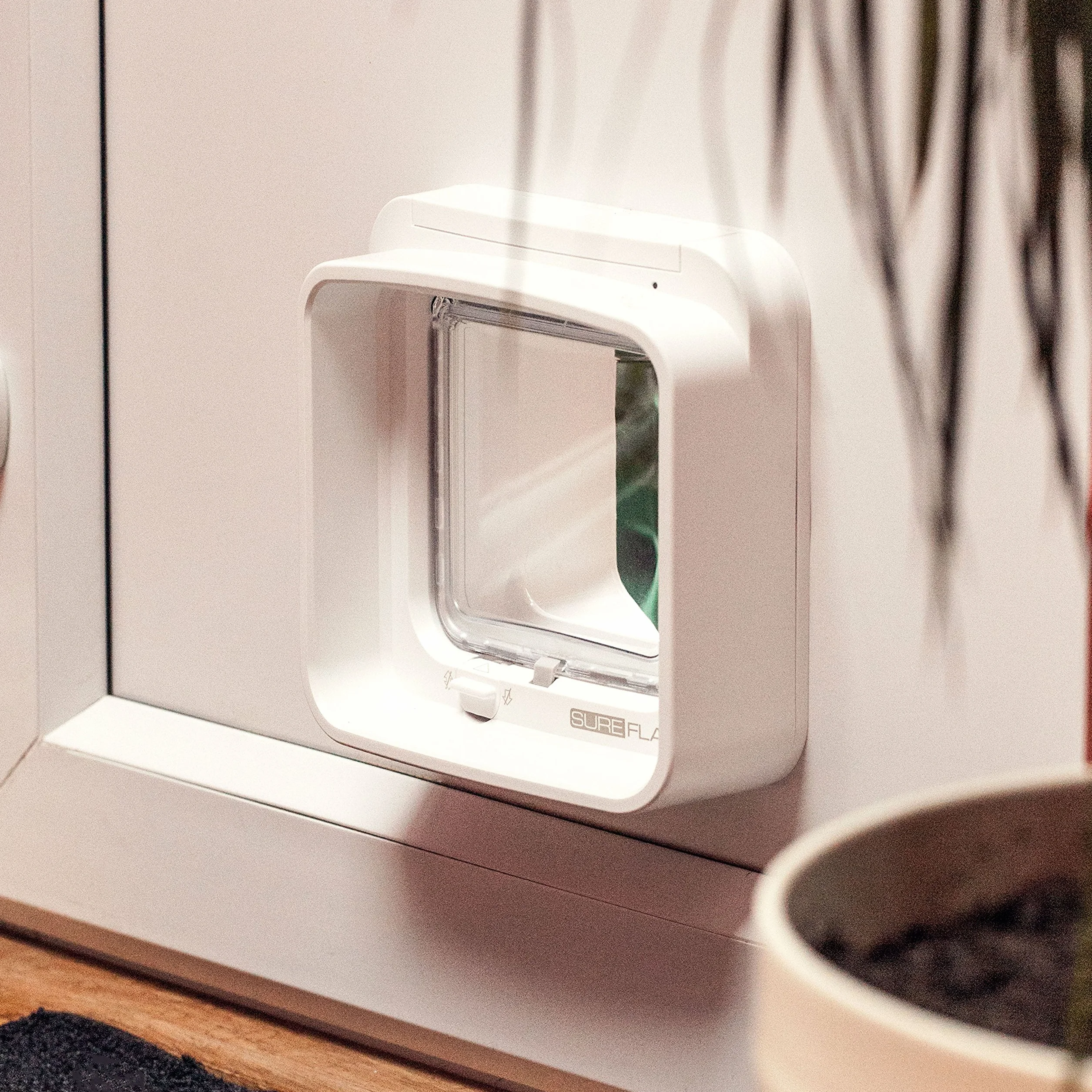 SureFlap Chatière à Puce électronique DualScan Sure Petcare, Compatible avec médaillon RFID et puces, pour Portes, fenêtres, Murs, Blanc