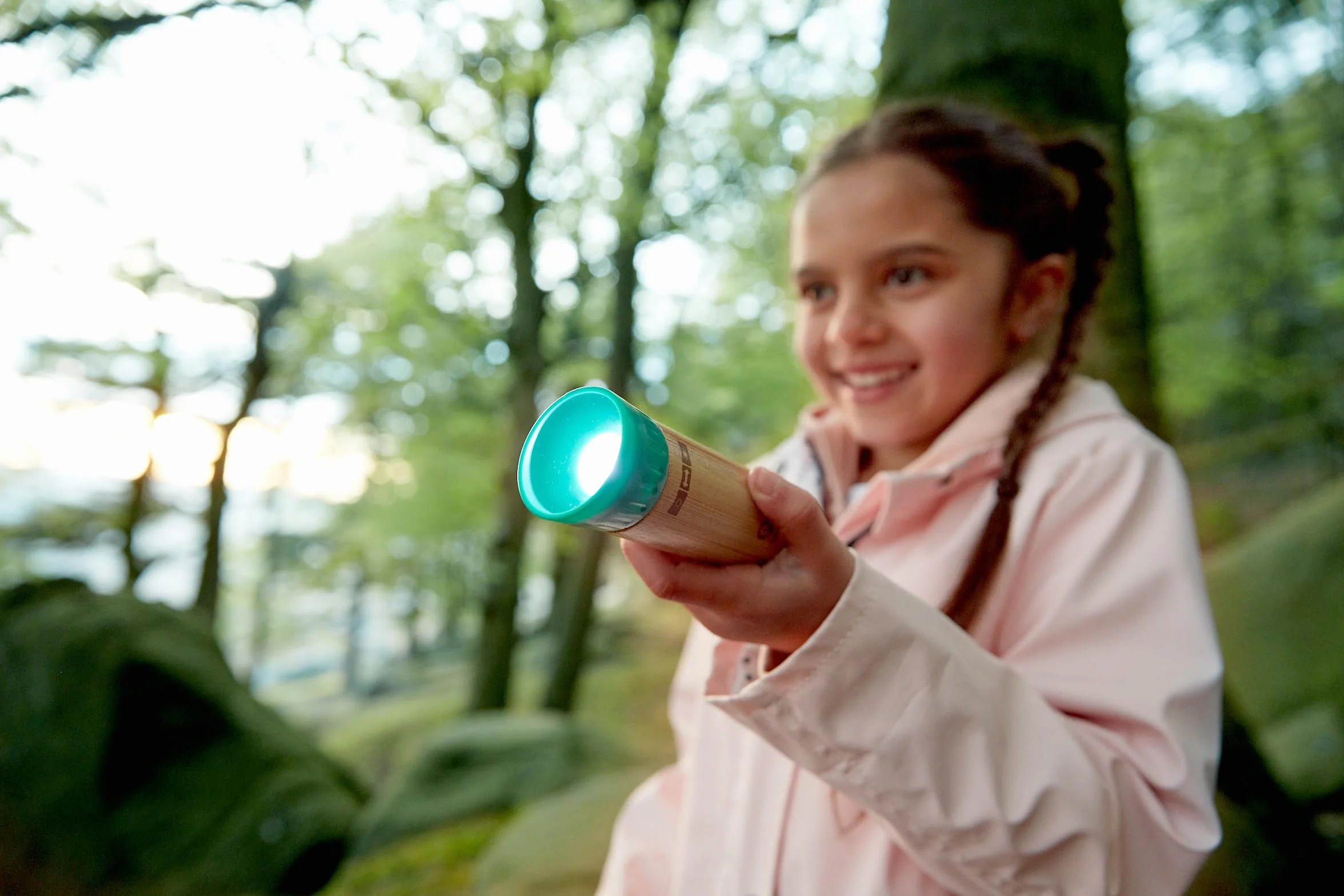 Lampe Torche Enfant Rechargeable Hape - Lampe de Poche Puissante et Sûre pour Enfants dès 4 Ans - Bambou & Plastique Végétal