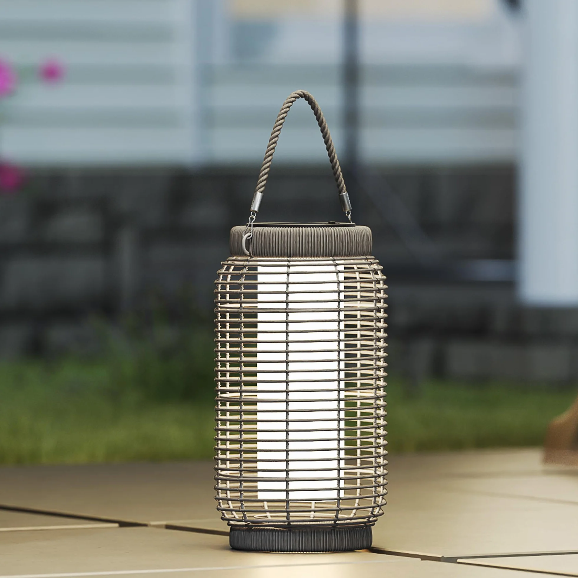 Outsunny Lampadaire d'extérieur solaire LED en résine tressée acier Ø18 x 37 cm gris