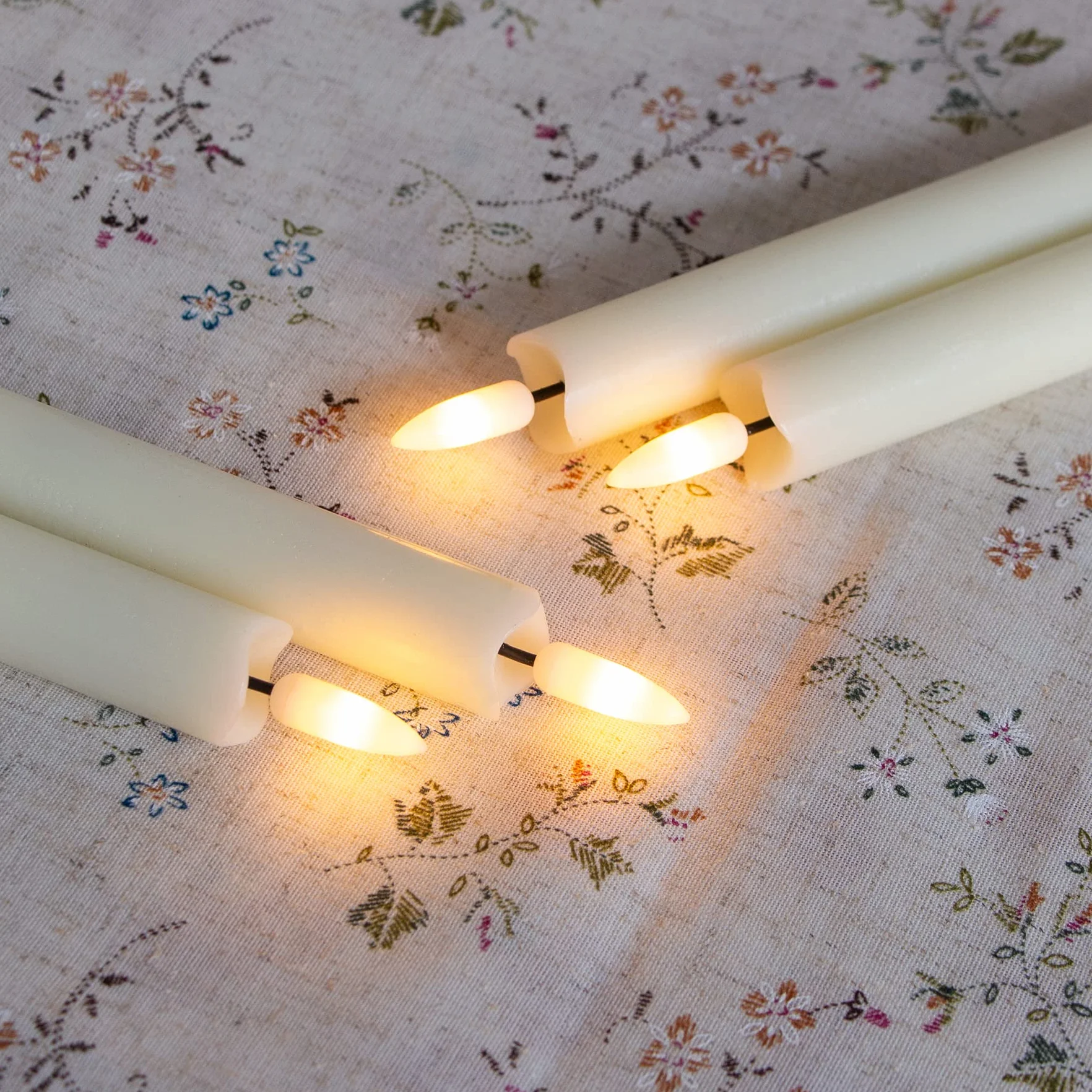Bougies LED sans flamme avec minuterie, ivoire vacillantes sur piles, lot de 4 en cire véritable 25cm