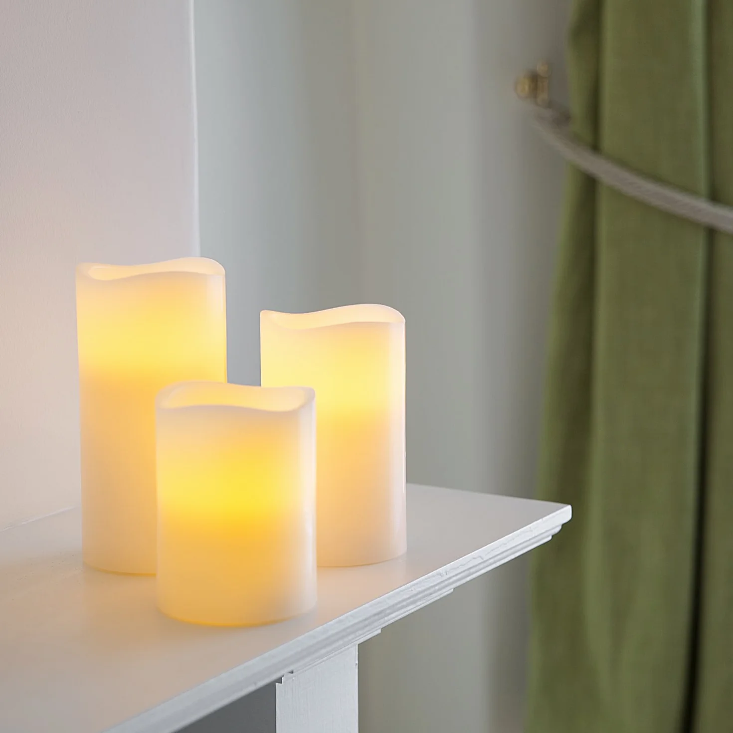 Lights4fun Lot de 3 Bougies Piliers LED Blanc Chaud à Piles en Cire Véritable avec Minuterie